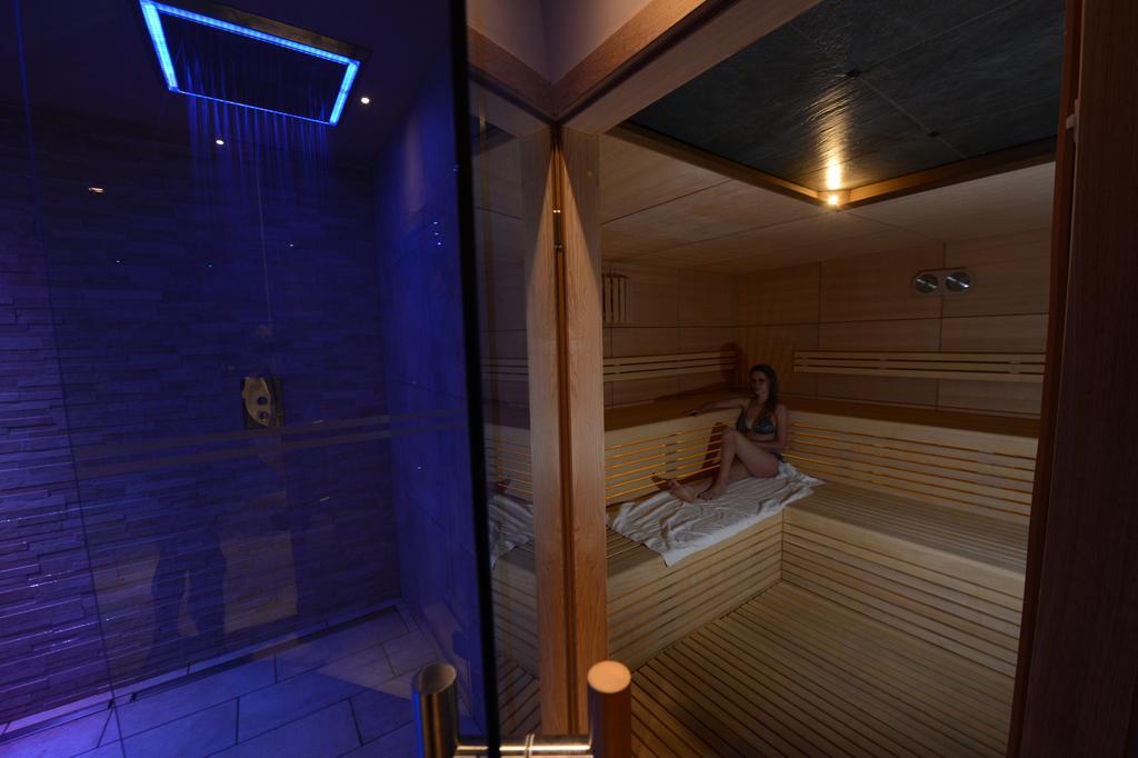 Hotel Ambassador Levico Terme Kültér fotó