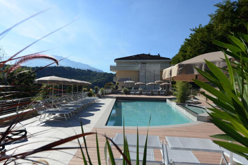 Hotel Ambassador Levico Terme Kültér fotó