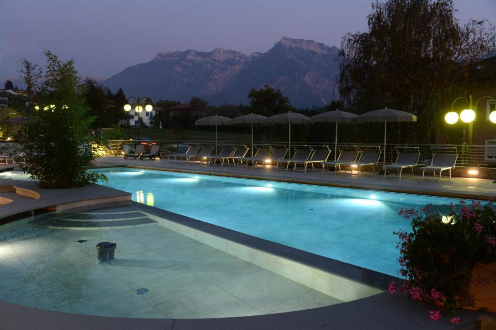 Hotel Ambassador Levico Terme Kültér fotó