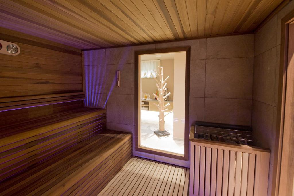 Hotel Ambassador Levico Terme Kültér fotó