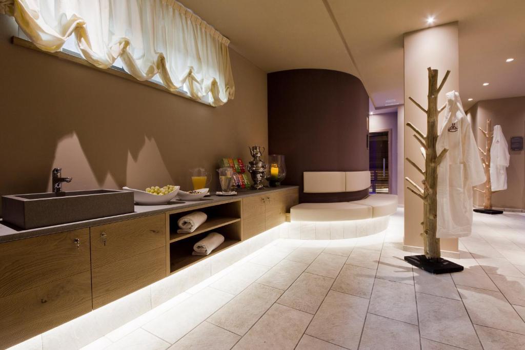 Hotel Ambassador Levico Terme Kültér fotó
