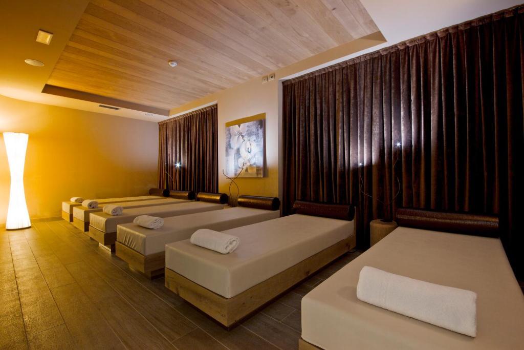 Hotel Ambassador Levico Terme Kültér fotó